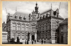 122448 Gezicht op het Academiegebouw (Munsterkerkhof 29) te Utrecht met rechts het standbeeld Jan van Nassau.N.B.: De ...
